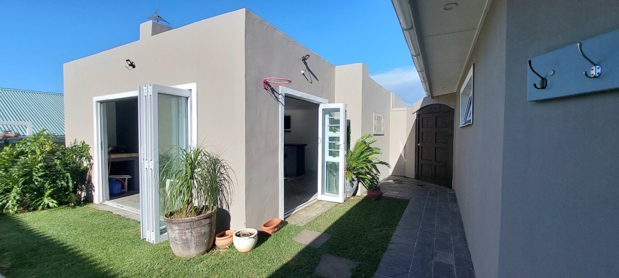 3 Bedroom Property for Sale in Sunrise On Sea Eastern Cape